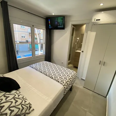 Con Bano Privado Frente Al Metro L5 Barcelona-hospitalet