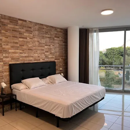 Campsite Fira Gran Via 2 - Private In A Shared - Privadas En Compartido *