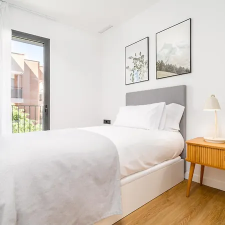 Limehome Barcelona Placa Pirineus * L'Hospitalet de Llobregat