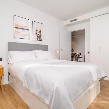 Limehome Barcelona Placa Pirineus *