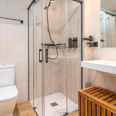 Limehome Barcelona Placa Pirineus * L'Hospitalet de Llobregat
