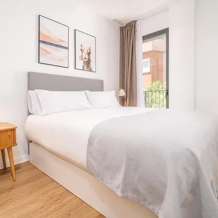 Limehome Barcelona Placa Pirineus * L'Hospitalet de Llobregat