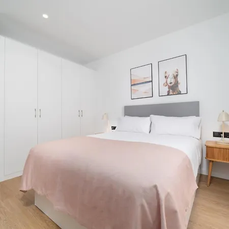Limehome Barcelona Placa Pirineus * L'Hospitalet de Llobregat