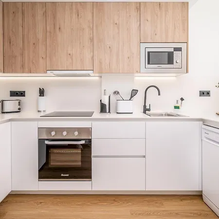 Limehome Barcelona Placa Pirineus *