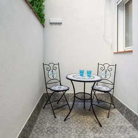 Beautiful 20 Minutes From Center Apartment *