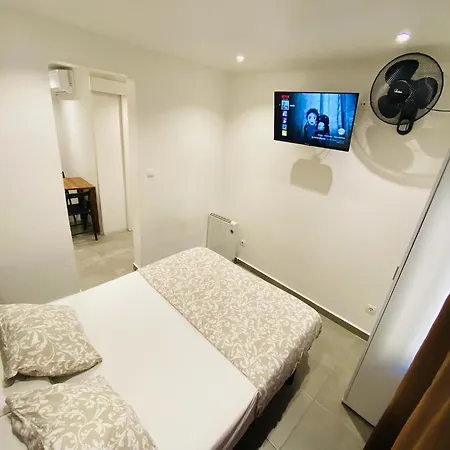 Con Bano Privado Frente Al Metro L5 Barcelona-hospitalet Apartment L'Hospitalet de Llobregat