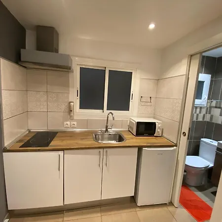 Con Bano Privado Frente Al Metro L5 Barcelona-hospitalet Apartment