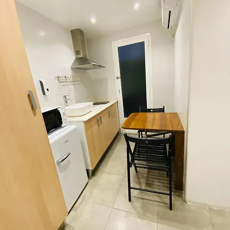 Con Bano Privado Frente Al Metro L5 Barcelona-hospitalet *