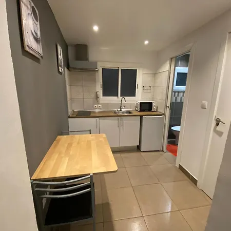 Con Bano Privado Frente Al Metro L5 Barcelona-hospitalet Apartment