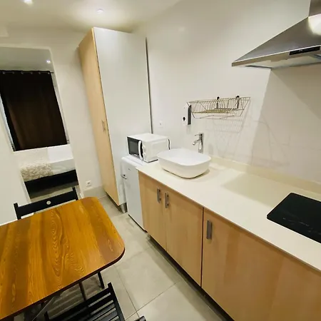 Con Bano Privado Frente Al Metro L5 Barcelona-hospitalet
