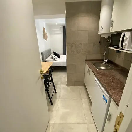 Con Bano Privado Frente Al Metro L5 Barcelona-hospitalet Apartment