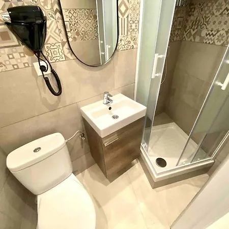Apartment Con Bano Privado Frente Al Metro L5 Barcelona-hospitalet L'Hospitalet de Llobregat