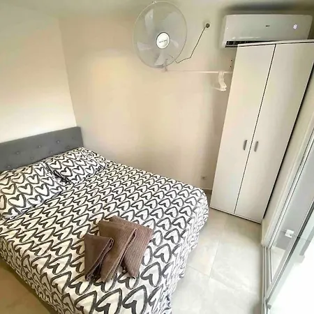 Con Bano Privado Frente Al Metro L5 Barcelona-hospitalet