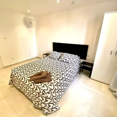 Con Bano Privado Frente Al Metro L5 Barcelona-hospitalet Apartment *