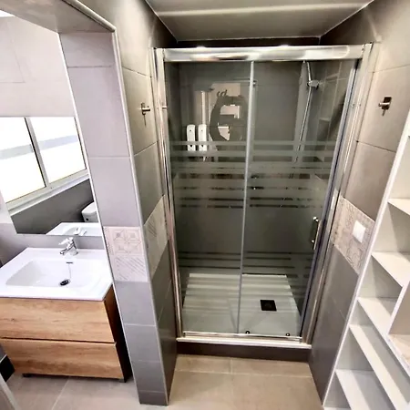 Con Bano Privado Frente Al Metro L5 Barcelona-hospitalet