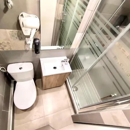Apartment Con Bano Privado Frente Al Metro L5 Barcelona-hospitalet L'Hospitalet de Llobregat