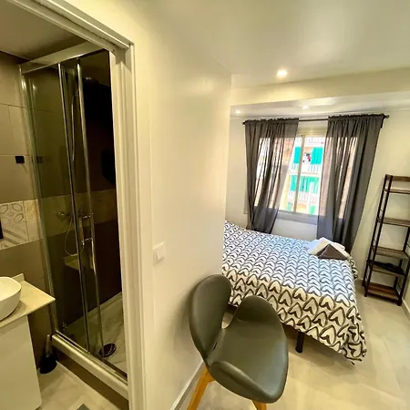 Con Bano Privado Frente Al Metro L5 Barcelona-hospitalet Apartment
