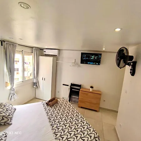 Con Bano Privado Frente Al Metro L5 Barcelona-hospitalet Apartment L'Hospitalet de Llobregat