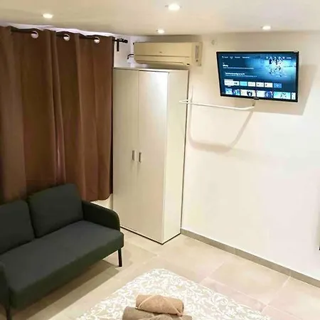 Estudios Hl Frente Al Metro Barcelona-aeropuerto Apartment