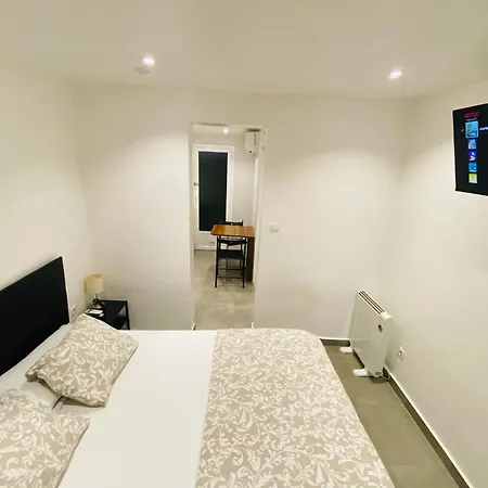 Estudios Hl Frente Al Metro Barcelona-aeropuerto Apartment *