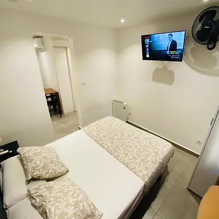 Estudios Hl Frente Al Metro Barcelona-aeropuerto Apartment *
