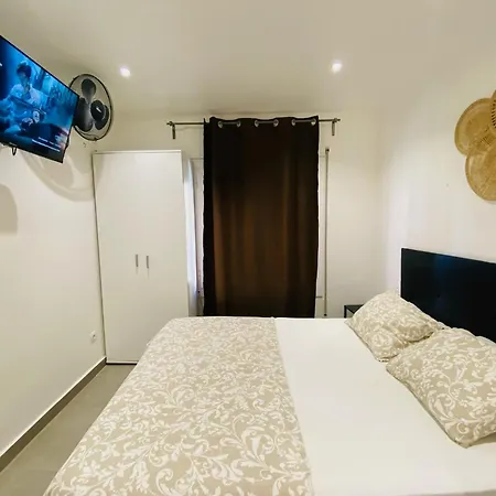 Estudios Hl Frente Al Metro Barcelona-aeropuerto L'Hospitalet de Llobregat