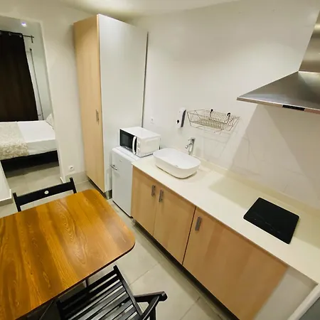 Estudios Hl Frente Al Metro Barcelona-aeropuerto *