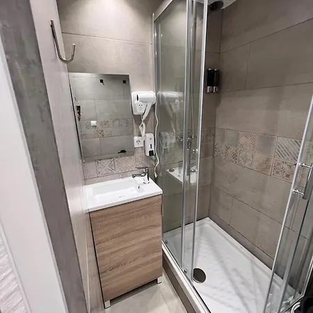 Estudios Hl Frente Al Metro Barcelona-aeropuerto Apartment *