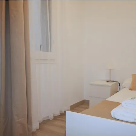 Located Close To The Metro, Perfect For 6 People