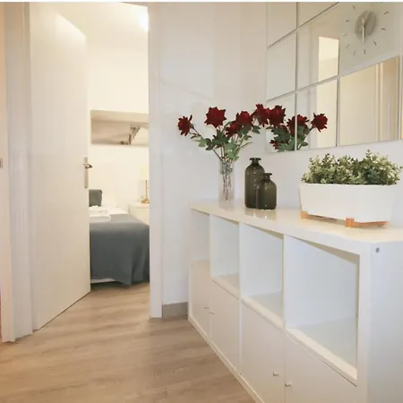 Located Close To The Metro, Perfect For 6 People *