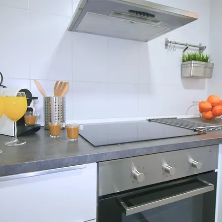 Located Close To The Metro, Perfect For 6 People Apartamento