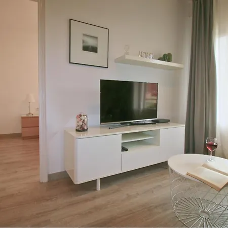 Located Close To The Metro, Perfect For 6 People Apartamento