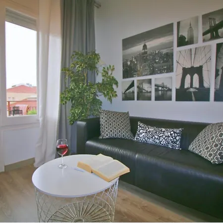Located Close To The Metro, Perfect For 6 People *