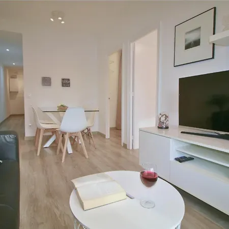 Located Close To The Metro, Perfect For 6 People *