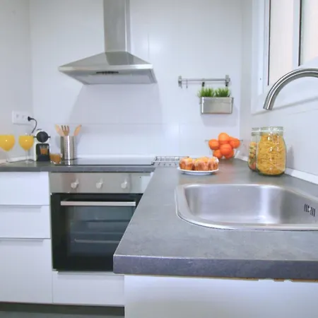 Located Close To The Metro, Perfect For 6 People Apartamento *