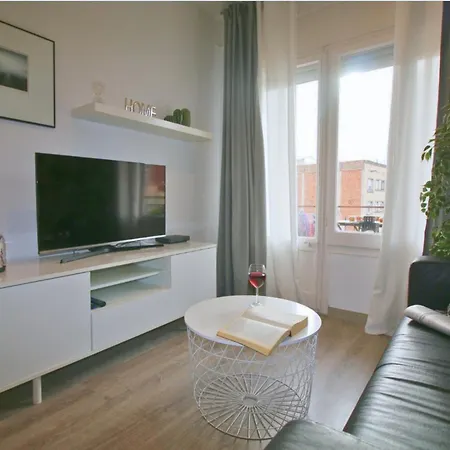 Located Close To The Metro, Perfect For 6 People Apartamento