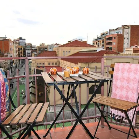 Located Close To The Metro, Perfect For 6 People *