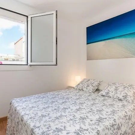 Apartment Sunny Atic With Terrace - Close To Camp Nou And Bcn Fair