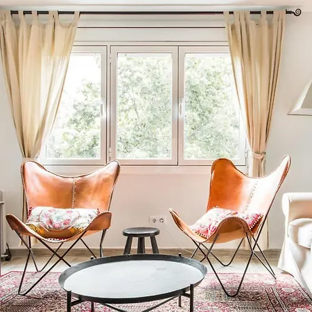 Cozy With Splashes Of Color Apartment *
