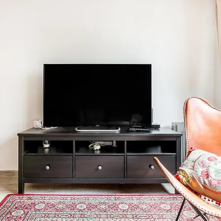 Cozy With Splashes Of Color Apartment *