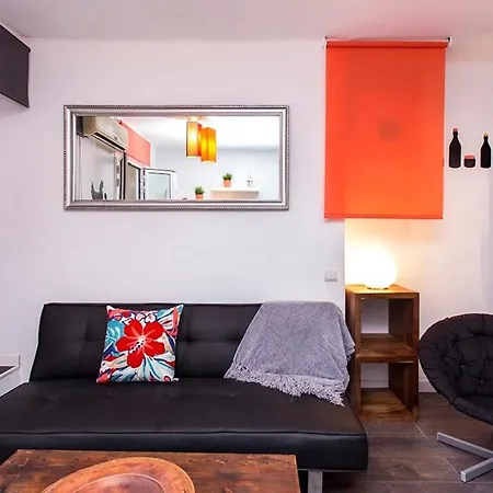 Pleasant With Balcony Close To Camp Nou Apartamento